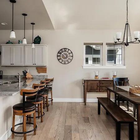 Southbridge Cottage: Cozy And Modern Home